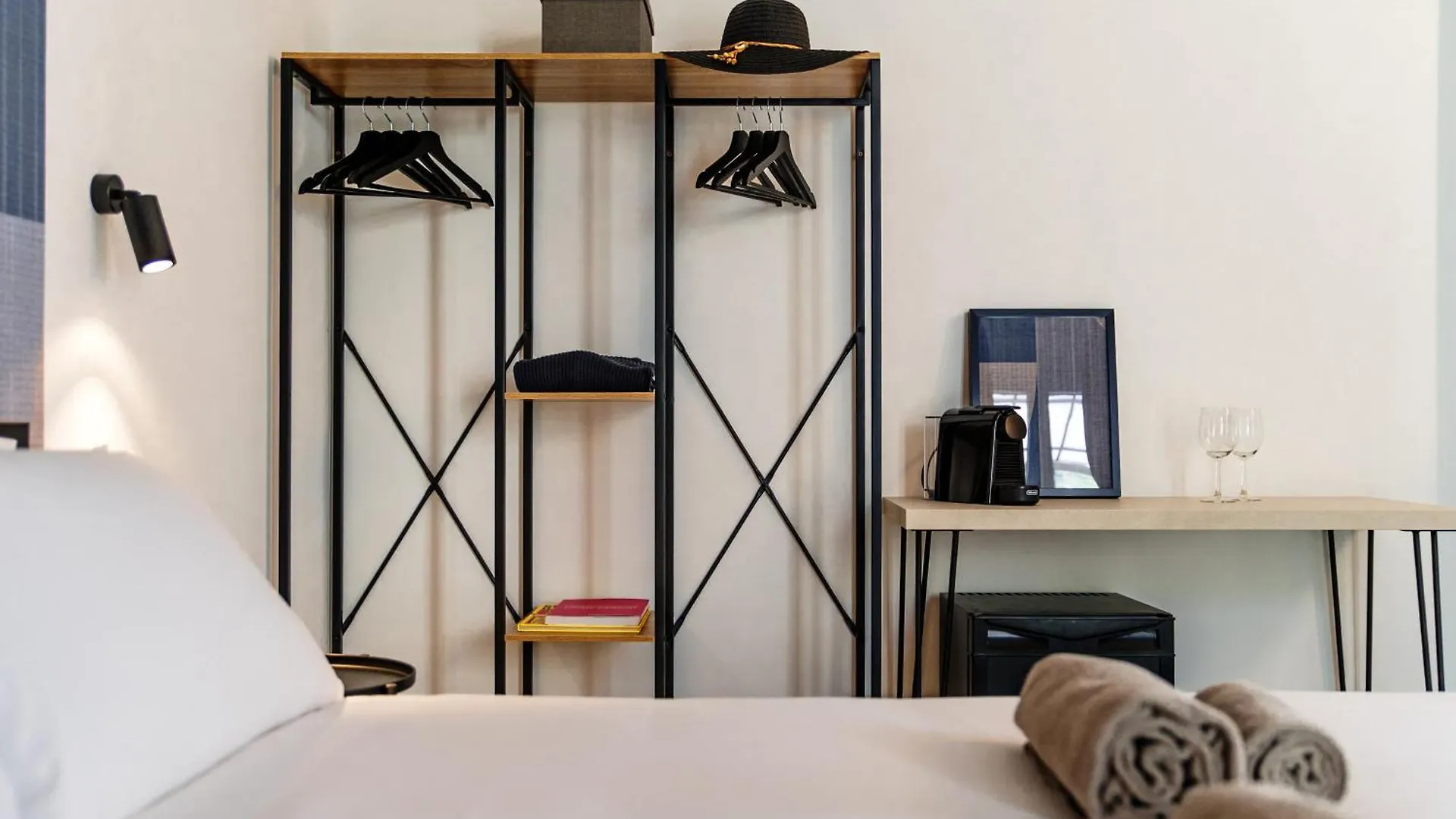Guesthouse Linaio - The House Of Travelers Como 0*,  Italien